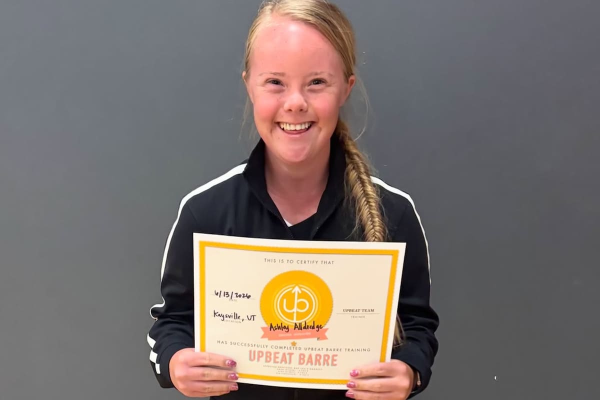 Aubry Alldredge, de 22 años, se convirtió en la primera persona con síndrome de Down en obtener la certificación como instructora de UpBeat Barre