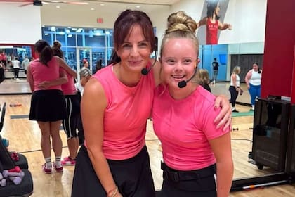 Aubry Alldredge, junto a su entrenadora Jane Johnson, durante una de las clases de UpBeat Barre en las que se preparó para convertirse en instructora certificada