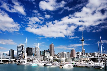 Auckland es una ciudad importante en el norte de la Isla Norte de Nueva Zelanda. Tiene 1.6 millones de habitantes y está asentada en torno a dos grandes puertos.