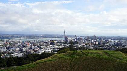 Auckland está asentada en torno a dos grandes puertos en el norte de la Isla Norte de Nueva Zelanda. En la avenida central Queen Street, el icónico mirador Sky Tower tiene vistas del puerto Viaduct Harbour y está rodeado de bares y cafés.
