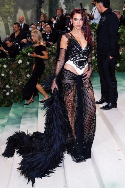 Audaz y sensual, Dua Lipa llevó una propuesta lencera con encaje, detalles de corsetería y transparencias firmada por Marc Jacobs, que completó con boa de plumas y joyas Tiffany & Co.