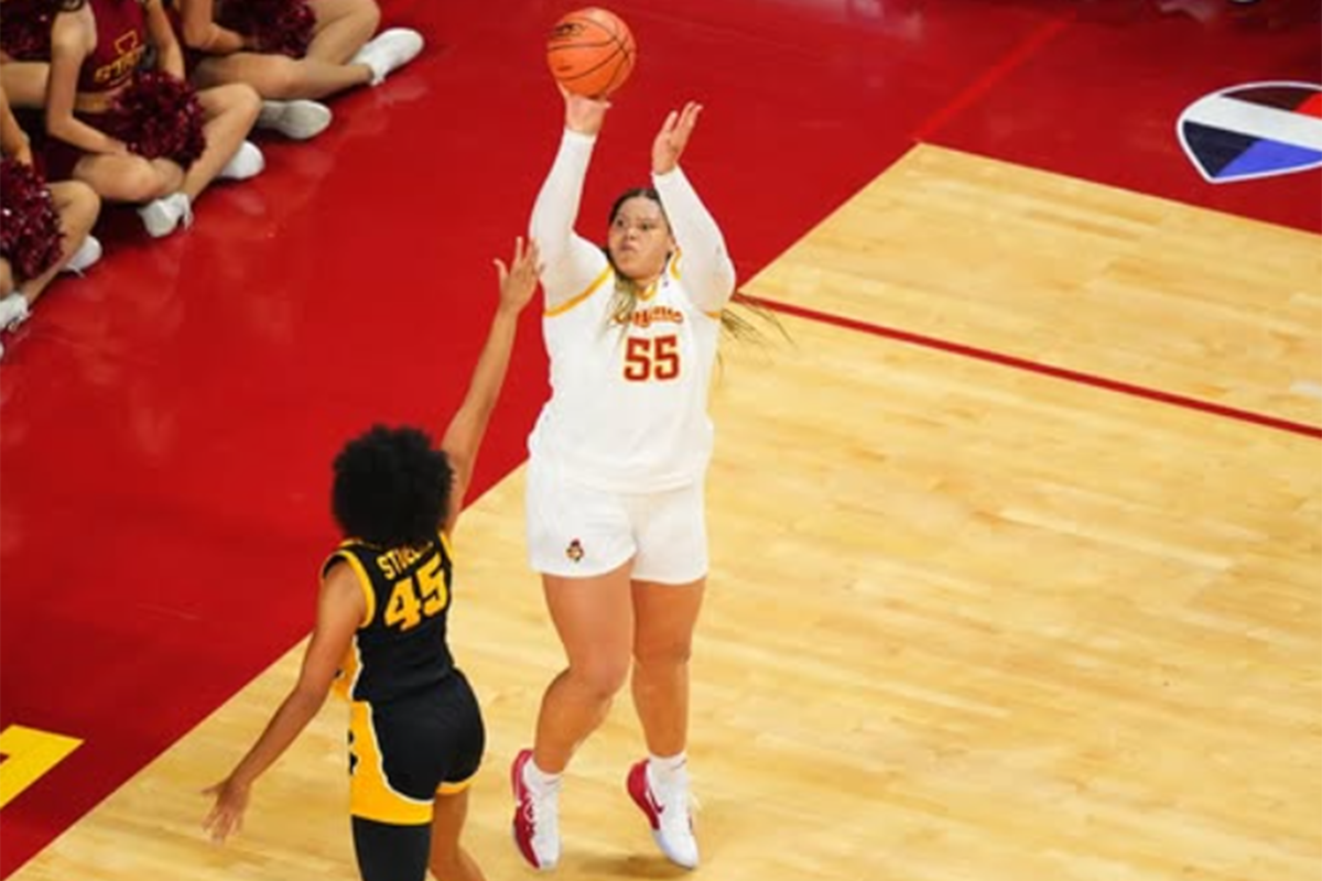 Audi Crooks, la pivote de Iowa State, que domina el básquetbol femenino universitario y fue bautizada como "Lady Shaq"