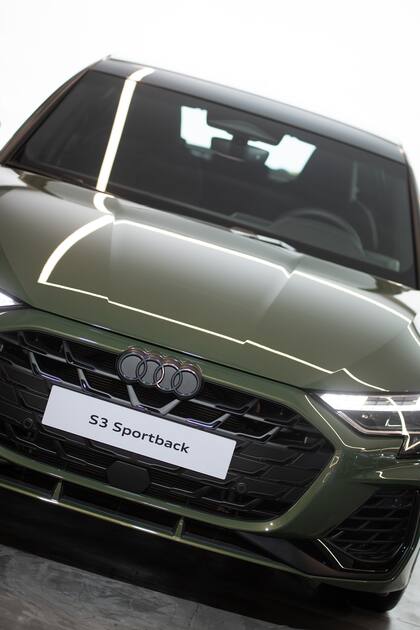Audi S3 Sportback: potencia y agilidad en formato compacto. Con su motor naftero de 333CV y suspensión deportiva, ofrece una experiencia de conducción emocionante, ideal para quienes buscan performance y emoción al volante.
