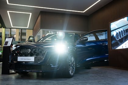 Audi SQ5 Sportback: la máxima expresión de deportividad en un SUV. Su diseño atlético, combinado con un motor V6 de 367 CV con suspensión neumática y detalles exclusivos, lo posicionan como un modelo referente en su segmento.