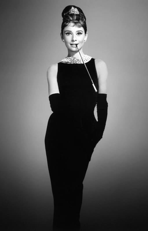 Audrey Hepburn como Holly Golightly en Muñequita de lujo, vestida por Givenchy