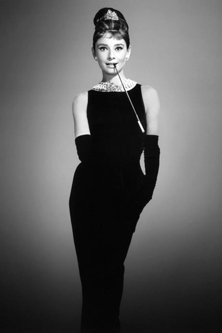 Audrey Hepburn como Holly Golightly en Muñequita de lujo, vestida por Givenchy