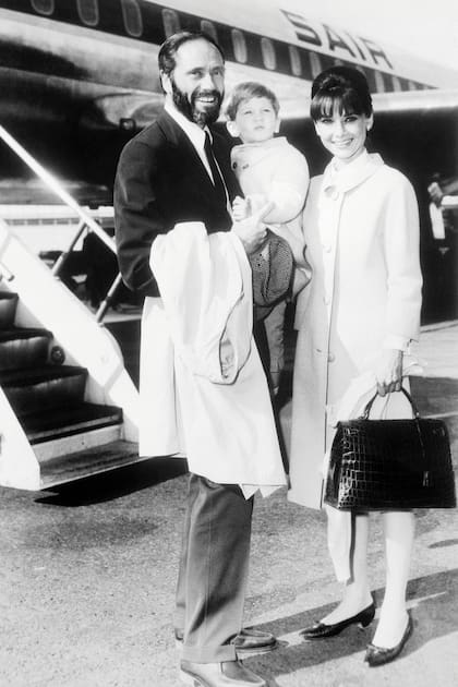 Audrey Hepburn en el Aeropuerto Internacional de Nueva York junto a su esposo, el actor Mel Ferrer, y su hijo Sean.
