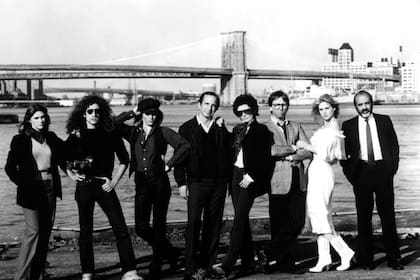 Dorothy junto a Audrey Hepburn, John Ritter, Ben Gazzara, Colleen Camp, Patti Hansen, George Morfogen, Blaine Novak en Nuestros años tramposos