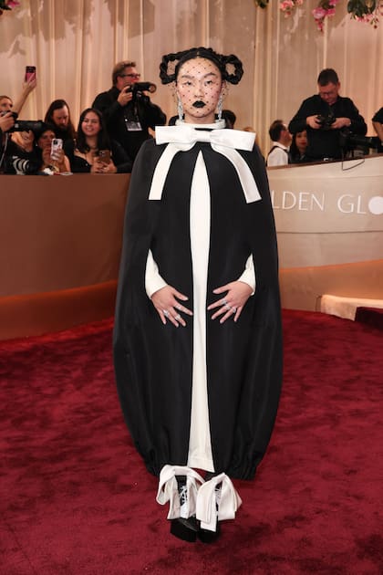 Audrey Nuna, nominada por su trabajo en KPop Demon Hunters, fue una de las más originales de la noche. La artista llevó un un abrigo de Thom Browne de su colección otoño 2024