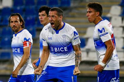 Aued celebra el gol del empate de Universidad Catolica frente a Velez Sarfield.