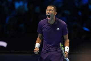 Auger-Aliassime mantiene vivas sus esperanzas al vencer a Shelton en las Finales ATP