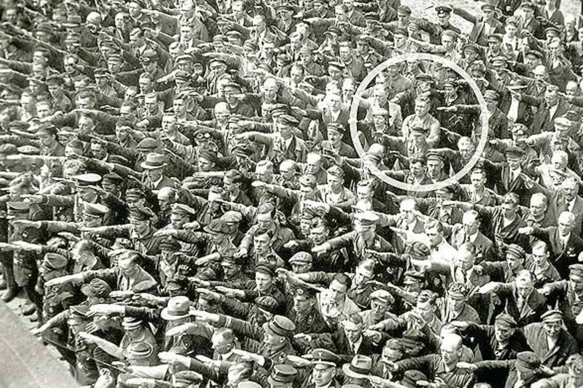 August Landmesser, de brazos cruzados en la multitud hitleriana