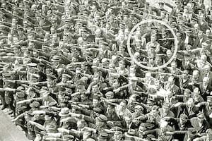 August Landmesser, de brazos cruzados en la multitud hitleriana