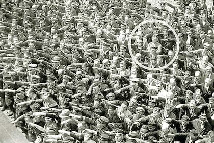 August Landmesser, de brazos cruzados en la multitud hitleriana