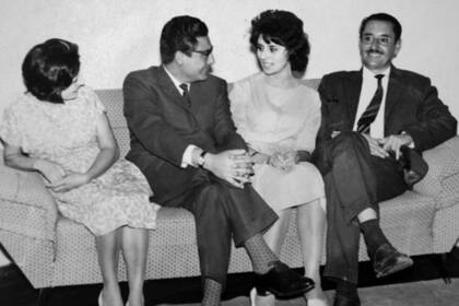 Augusta La Torre con Abimael Guzmán el día de su boda, acompañados por los padres de La Torre, Delia Carrasco y Carlos La Torre