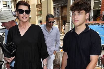 Augustín James Evangelista junto a su madre Linda