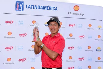 Augusto Nuñez y su trofeo tras ganar en Miami
