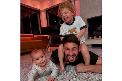 Augusto Batalla, de 29 años, con sus dos hijos