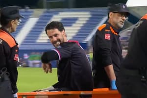 Batalla salvó a Rayo Vallecano, se lesionó en la jugada y salió llorando en camilla