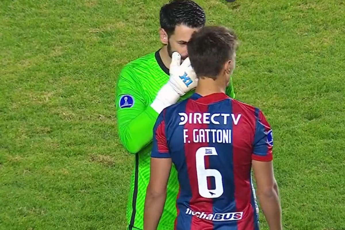 Augusto Batalla le habla a Federico Gattoni, que estaba listo para ejecutar el penal para San Lorenzo