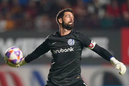 Augusto Batalla, que viene de anotarse un gol en contra ante Fortaleza, será el arquero titular de San Lorenzo