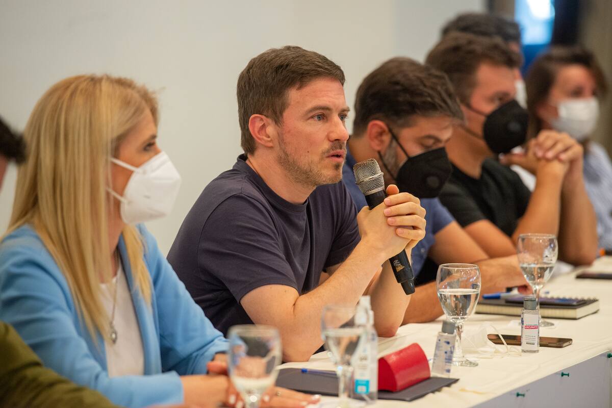 Augusto Costa, con Verónica Magario y Carlos Bianco, en febrero, en Pinamar