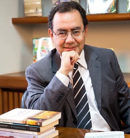 Augusto Cury, estudia el proceso de construcción de pensamientos, la formación del Yo como administrador psíquico y los papeles de la memoria
