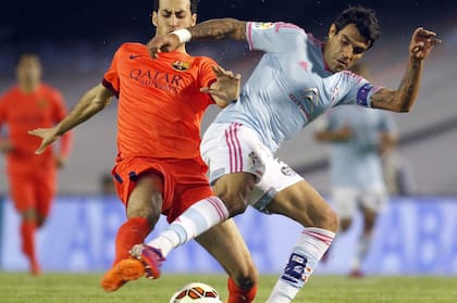 Augusto Fernández enfrentando a Barcelona, jugando para Celta de Vigo