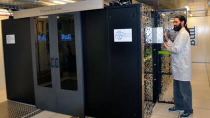Augusto Gadelha, el director del laboratorio, junto a la supercomputadora Santos Dumont