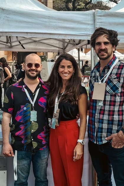 Augusto Mustafá (derecha) junto con los socios fundadores Hans Dorian Ratmiroff (izquierda) y María Marta Oriozabala (centro).