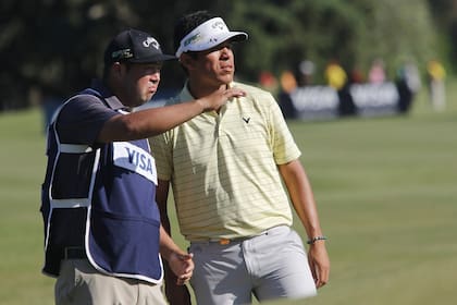 Augusto Núñez analiza un tiro al green con su caddie