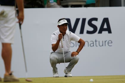 Augusto Núñez analiza una caída durante la práctica de este miércoles, en donde se realizó el Pro Am.