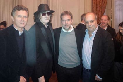 Augusto Rodríguez Larreta, que está a cargo de la campaña de su hermano Horacio, junto con Mauricio Macri, Charly García y Hernán Lombardi, en un viejo encuentro