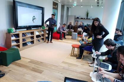 Aula inmersiva con alumnos de 14 a 16 años en un colegio del barrio Bondy, en los suburbios de París