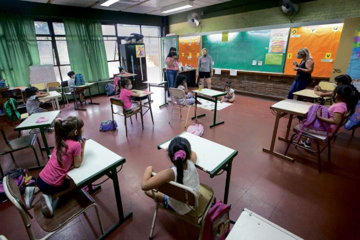 Aulas abiertas en verano. Más de 19.000 alumnos de los niveles inicial, primario y secundario concurren a clase para reforzar los contenidos pedagógicos que recibieron el año pasado, marcado por la virtualidad, que no alcanzó a todos por igual. En la Escuela Nº 7 Niñas de Ayohuma (foto), de Parque C