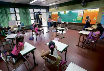 Más de 19.000 alumnos de los niveles inicial, primario y secundario concurren a clase en verano en la ciudad para reforzar los contenidos pedagógicos que recibieron el año pasado