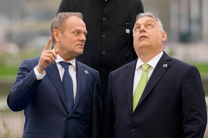 Aumentan tensiones luego que Hungría da asilo a político polaco sospechoso de corrupción