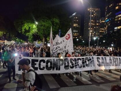 Aumento salarial y condiciones de trabajo, algunos de los reclamos