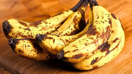 Aun así, este método no detiene completamente el proceso natural. Por ello, se aconseja adquirir las bananas en un punto adecuado y consumirlos en un plazo razonable