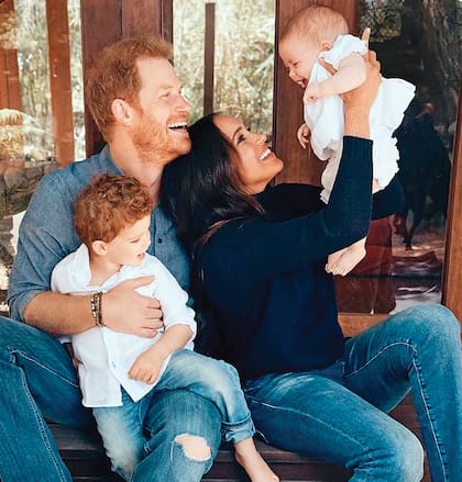 Aun cuando eligieron alejarse de la Familia Real, los duques de Sussex mantienen el trato de "príncipes" para sus hijos Archie y Lilibet