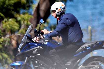 Bolsonaro anda en moto en la residencia oficial a pesar de que este martes volvió a dar positivo por Covid-19