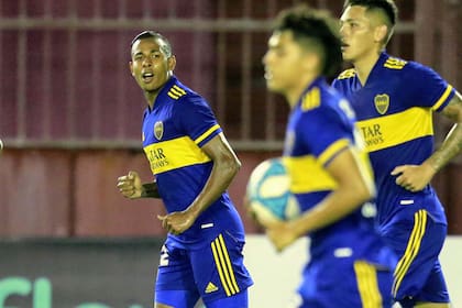 Aun irregular, Sebastián Villa fue el mejor y el más activo de Boca; el colombiano festeja su tanto, el del 1-1.