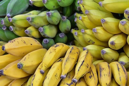 Aún no hay evidencia científica que sugiera que frotar una cáscara de banana en la cara vaya a ayudar con las arrugas, las ojeras o la inflamación