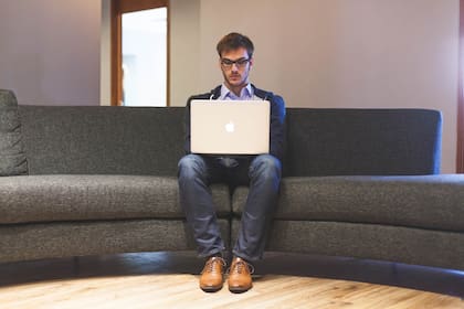 Aunque a veces se muestran como “fuertes” o “distantes”, muchos hombres emocionalmente inmaduros tienen una gran necesidad de validación externa (Foto ilustrativa: PIXABAY)