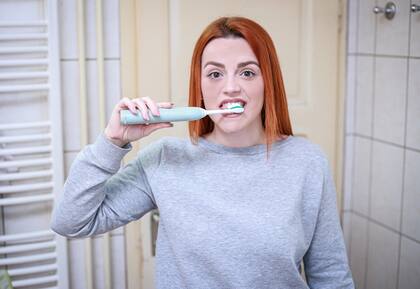 Aunque ayude a mantener los dientes limpios, la manzana no sustituye el cepillado