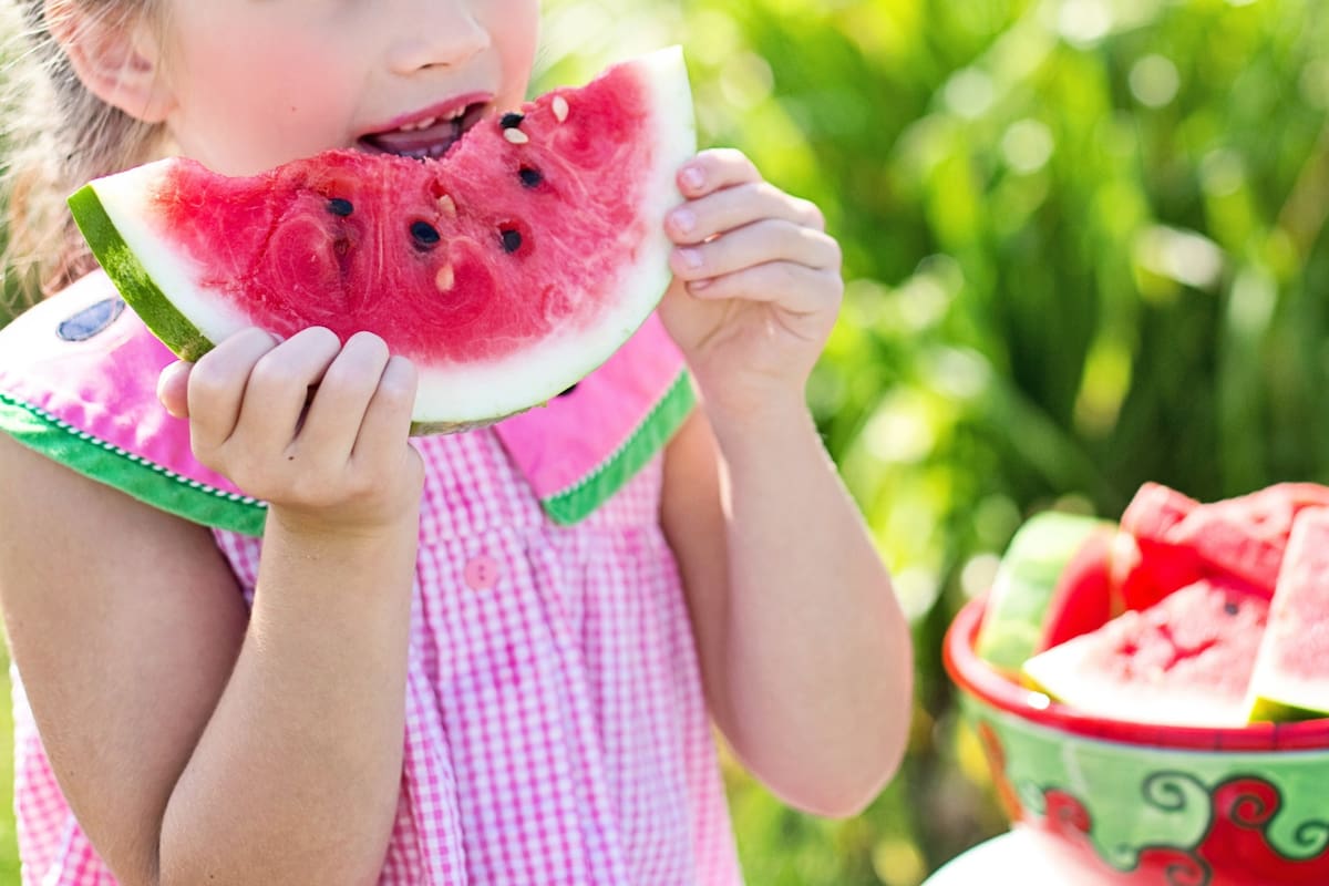 Aunque beber agua es esencial, también se pueden aprovechar ciertos alimentos para hidratarse