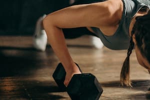 Aunque caminar es una base excelente, los expertos señalan que el entrenamiento de fuerza se vuelve fundamental, especialmente a partir de los 60 años