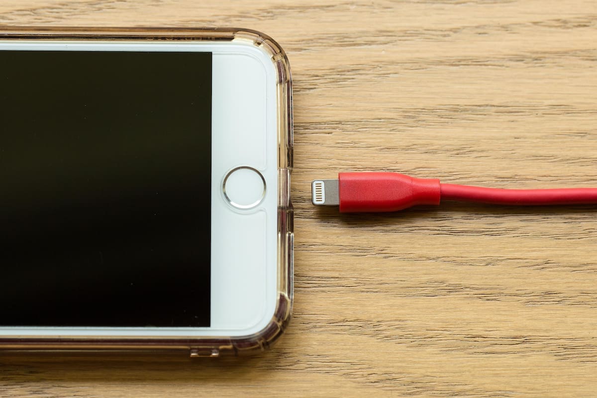 Aunque cargar el celular puede parecer una tarea sencilla, no todas las personas lo hacen de forma correcta y esto podría estar dañando sus equipos