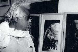 Aunque colaboraron y se conocieron, Bose y Einstein no se tomaron fotos juntos. Aquí Bose mirando una foto de Einstein en 1953.