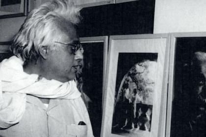 Aunque colaboraron y se conocieron, Bose y Einstein no se tomaron fotos juntos. Aquí Bose mirando una foto de Einstein en 1953.